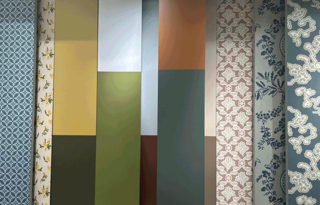 Farrow&Ballの新しいカラーラインナップと一緒にディスプレイしている新柄の壁紙。インテリアスタイリングプロの皆さんにも直接見て触っていただきました。