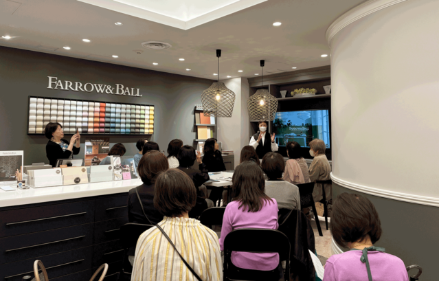 Farrow&Ballのスタッフから、Farrow&Ballの類まれな品質や色合い、世界中にファンを多く持つそのブランド性、そして日本の住宅でも素晴らしいインテリアを作ることができることをご紹介している最中の写真。