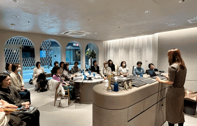 インテリアスタイリングプロの皆さんをお招きして行ったインテリアカラーペイントセミナーの後半は、写真のレイヤードギャラリーで開催しました。