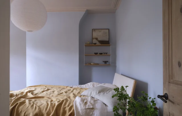 寝室 FARROW&BALL / 壁：No.317 Kakelugn / 天井：No.311 Scallop / カラフルながらも落ち着いたトーンで構成された寝室。写真のように朝のスッキリとした光のもとでは爽やかさを、夜の暖かな照明のもとでは穏やかな雰囲気を作り出してくれるでしょう。