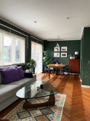 N様邸 / 壁：FARROW&BALL No.310 Beverly / よく壁をDIY塗装で塗り替えられるN様。この時期は、深くて冴えた緑色のBeverlyを塗装されていました。知的でシックな雰囲気をリビングにもたらしています。