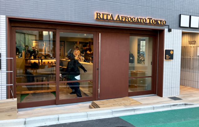 神楽坂のカフェにて 本来は鉄の扉にしたいというご要望でしたが、重量とコストの兼ね合いから木製の扉にKlondike CORTEN -クロンダイクコルテン- を塗装。朽ちた質感を、鉄を使わずに実現しています。