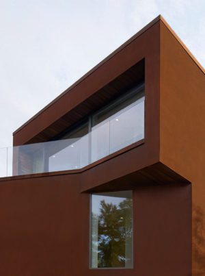 外壁に塗装されたKlondike CORTEN -クロンダイクコルテン- 。写真のようにモダンでシャープな住宅の外壁に重厚感とインダストリアルな風合いをまとわせて、存在感のある建築を完成させている。