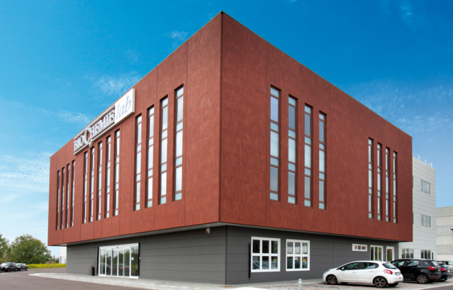 外壁に塗装されたKlondike CORTEN -クロンダイクコルテン-。こちらの写真は建築の外観上部に大規模に塗装されており、モダンな存在感を放っている。