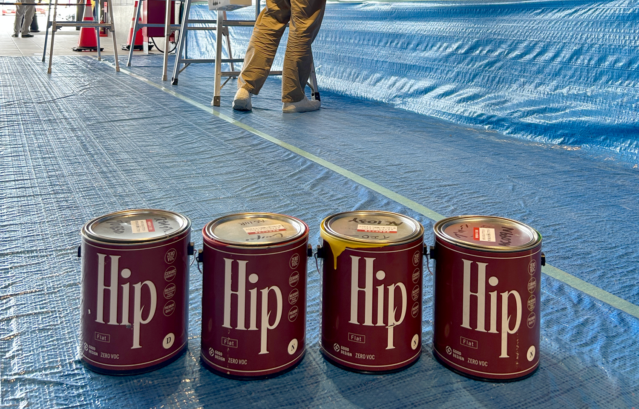 壁画の制作現場に並んだ、ペイント「Hip」の缶